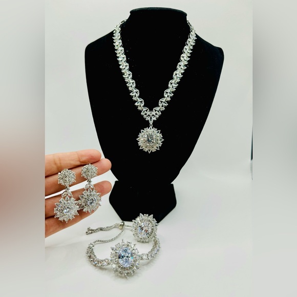 Full Swarovski style Necklace Set - Picture 3 of 5